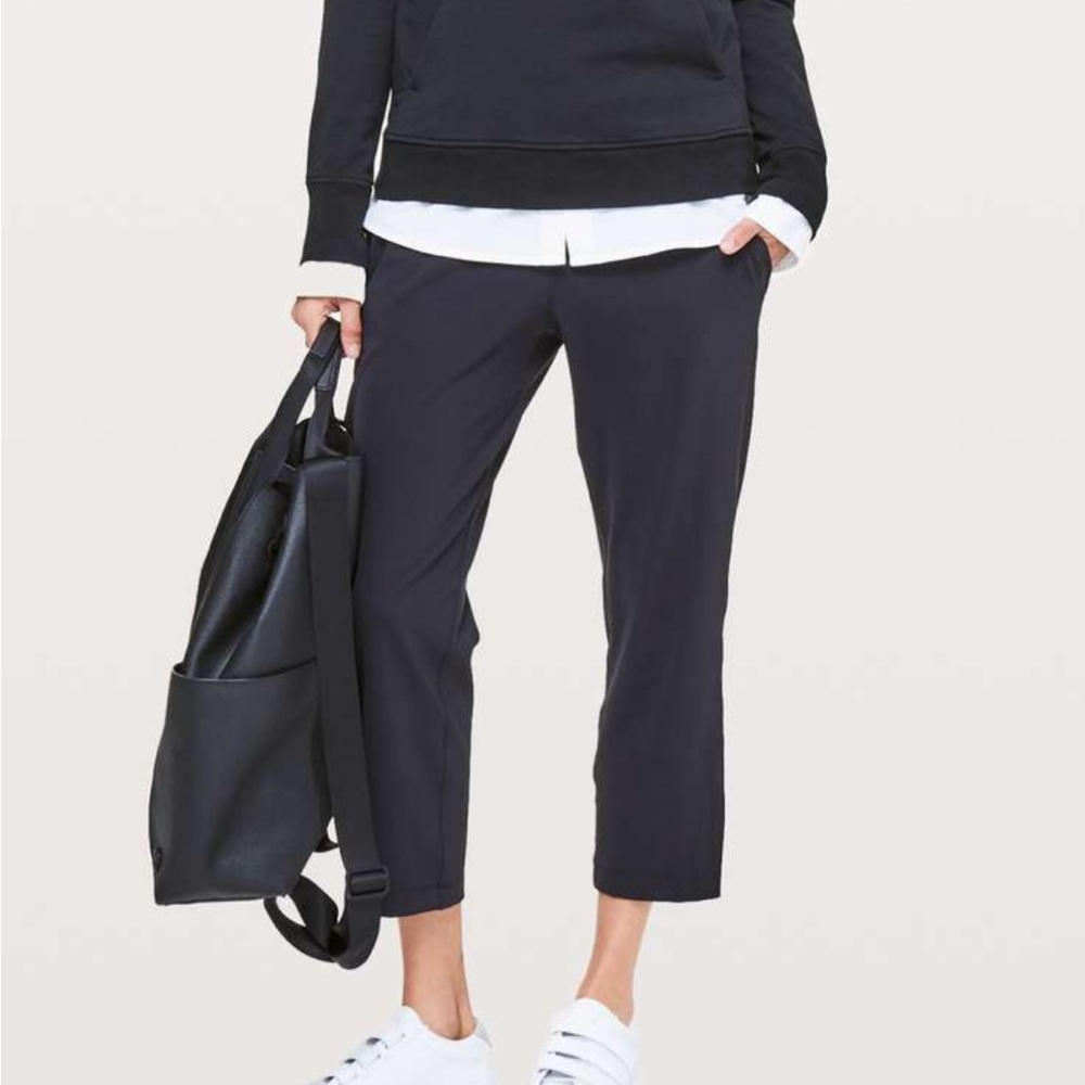 Lululemon cropped On The Fly trouser pants - size 6
